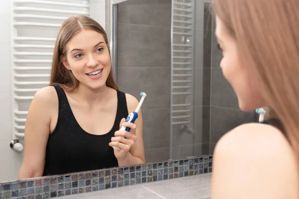 Frau Beim Zähneputzen Badezimmer Zahngesundheitliches Konzept — Stockfoto