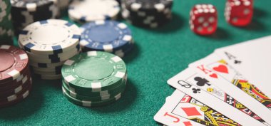 Poker fişleri, yeşil masadaki kartlar. Kumarhane konsepti..