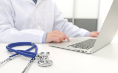 Bilgisayarla çalışan doktor, çevrimiçi tıbbi danışmanlık, tele sağlık