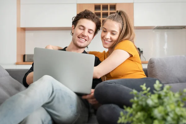 Çift Hızlı Interneti Kullanıyor Kadın Erkek Oturma Odasında Kanepede — Stok fotoğraf