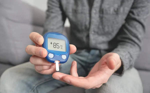 Mladý Muž Měří Hladinu Cukru Krvi Diabetes Pomocí Glukometru — Stock fotografie
