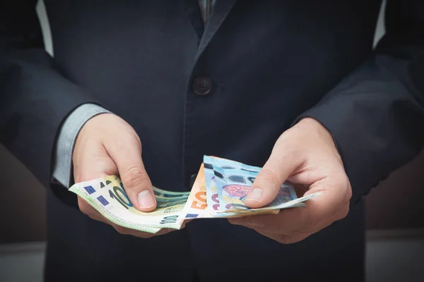 Людина Костюмі Рахує Банкноти Євро Бізнес Фінанси Концепція Заробітної Плати — стокове фото