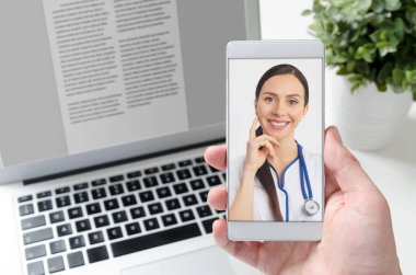 Doktor görüntülü konuşma danışmanlığı. Teletıp ya da tele sağlık kavramı.