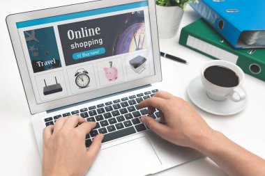 Adam bilgisayarda alışveriş yapıyor. E-ticaret, internet mağazası konsepti