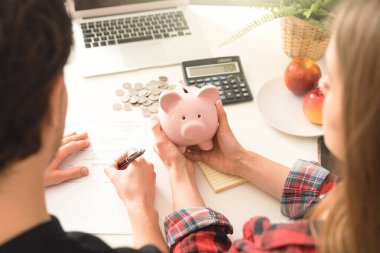 Ev bütçesi, domuz bankası konseptiyle aile finansmanı.