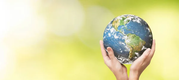 Ziemski Glob Rękach Rodziny Koncepcja Światowego Dnia Środowiska Elementy Tego — Zdjęcie stockowe