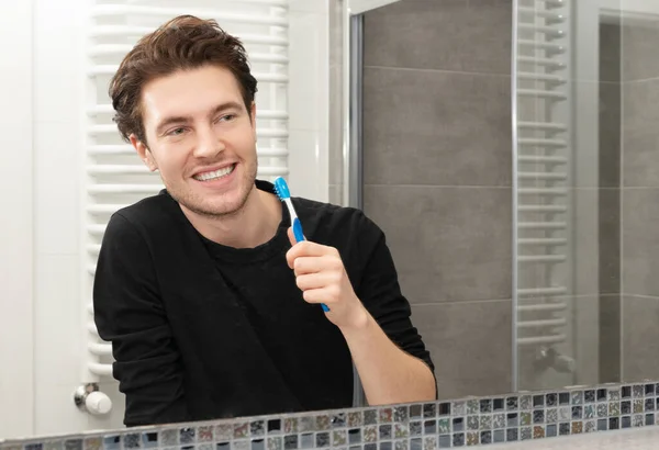 Man Borstar Tänderna Badrummet Begreppet Tandhälsa — Stockfoto