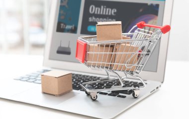 Karton kutularla alışveriş arabası. İnternet alışveriş kavramı