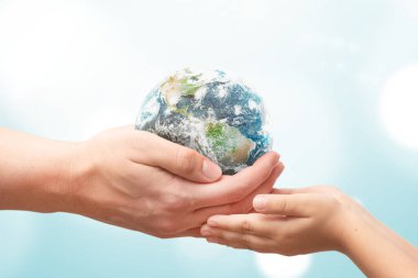 Dünya 'yı çocuğa insan veriyor. Dünya çevre günü konsepti. Bu görüntünün elementleri NASA tarafından desteklenmektedir