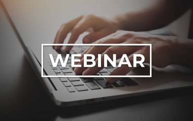 Giyin, e-öğrenme konsepti. Dizüstü bilgisayarda klavyede yazan adam