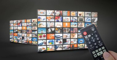 Televizyon yayını, TV multimedya paneli. Uzaktan kumandalı el