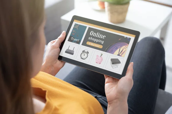 Nternetten Dijital Tablet Alışverişi Kadın Internetten Alışveriş Yapıyor — Stok fotoğraf