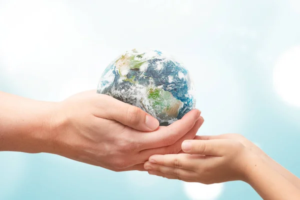 Hombre Globo Terráqueo Niño Concepto Del Día Del Medio Ambiente — Foto de Stock