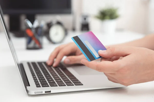 Karta Kredytowa Ręku Zakupy Online Koncepcja Handlu Elektronicznego — Zdjęcie stockowe