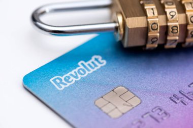 Wroclaw, Polonya - 20 Mayıs 2020: Asma kilitli Revolut banka kartı, güvenlik konsepti. Revolut Ltd, bankacılık hizmetleri sunan bir İngiliz finans teknolojisi şirketidir..