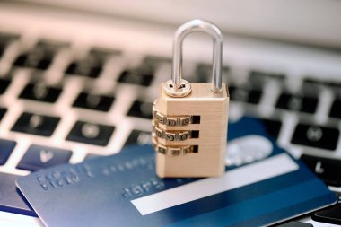 Banka güvenliği, kredi kartı ve asma kilit. Banka verileri, kart ödeme güvenlik kavramı