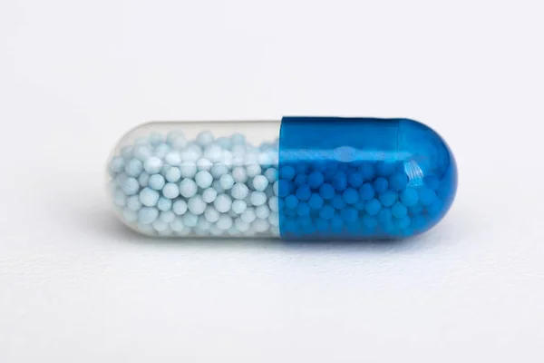 Cápsula Azul Pastillas Sobre Fondo Blanco Atención Médica Concepto Farmacia —  Fotos de Stock