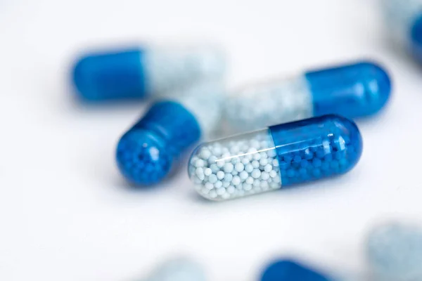 Blauwe Capsule Pillen Witte Achtergrond Gezondheidszorg Medisch Farmaceutisch Concept — Stockfoto