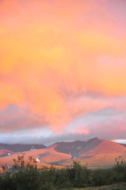 Kuzey Kutbu dağlarında yapılmış güzel bir manzara.