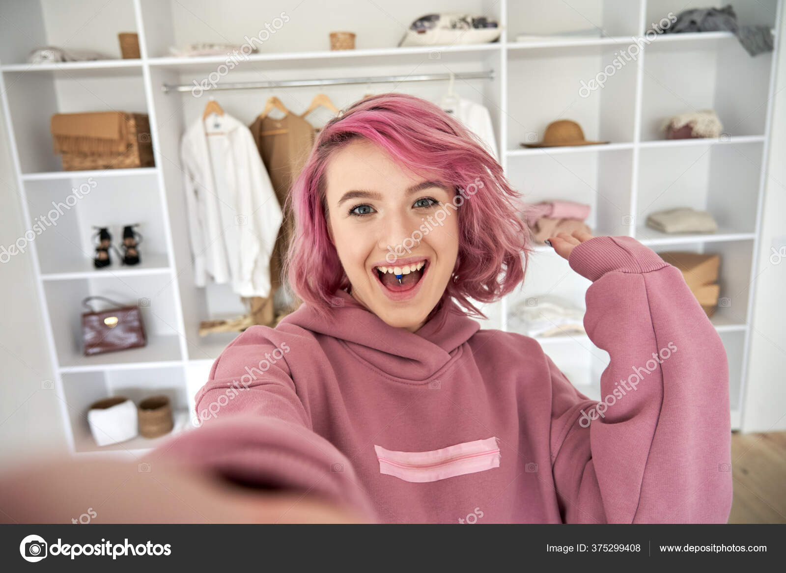 興奮ヒップスターgen Zティーン女の子ファッションブロガーとともにピンク髪記録vlog ストック写真 C Best Top View 興奮ヒップスターgen Zティーン女の子ファッションブロガーとともにピンク髪記録vlog ストック写真 C Best Top View
