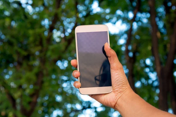 Usando el teléfono móvil para tomar su propia foto — Foto de Stock