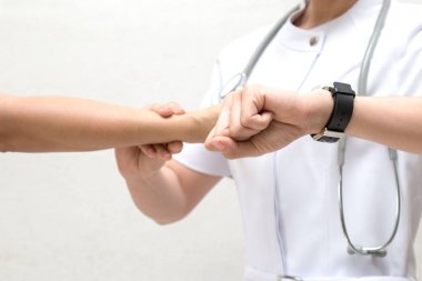 Asyalı hemşire nabız ve kalp atışları kontrol