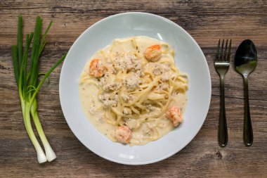 Spagetti beyaz soslu karides, kıyılmış domuz eti ve taze soğan 