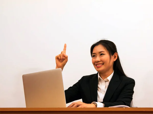 Mulher asiática perceber e sorrir — Fotografia de Stock