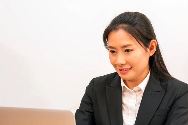 Asiático mulher sorriso durante a digitação de dados — Fotografia de Stock