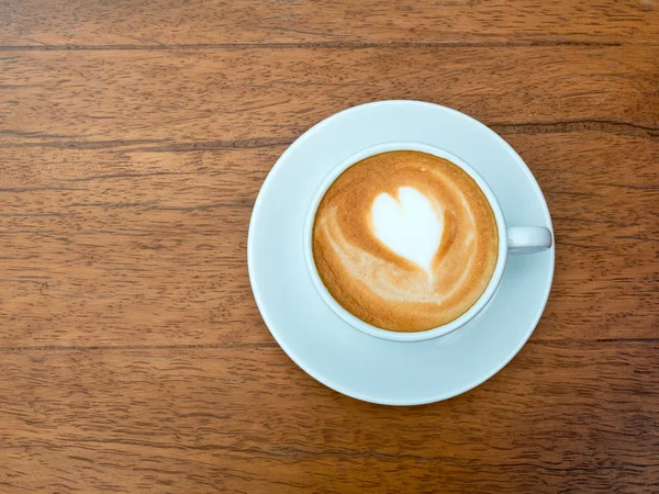 Csésze kávé művészet latte a meleg fény fáklyát, a kültéri fa, szüreti kávé — Stock Fotó