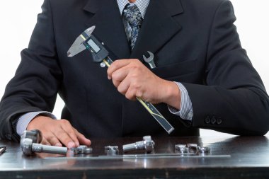 Araç ve makine mühendisi birçok anahtarı sıkma ve dijital vernier holding ile çalışma