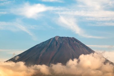 Ağız krater Fuji San bulut ile sonbahar sezonunda yakın çekim