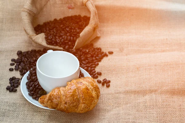 A Croissant és a bab, amely készen áll a kávé csésze kávé — Stock Fotó