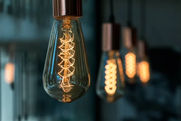 Fila de lâmpada no café — Fotografia de Stock