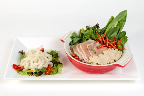 Conjunto de alimentos saludables vietnamitas; PHO como fideos blancos con sopa de cerdo en rodajas sobre fondo blanco — Foto de Stock