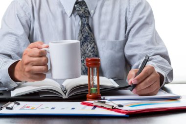 işadamı alarak satış şekil rapordan Not ve kahve fincanı beyaz arka plan üzerinde artış