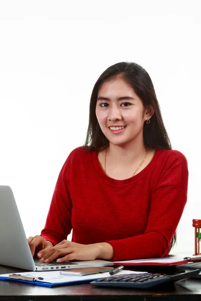Młoda Azjatka Wpisując Notatkę Podczas Sprawdzania Wykresu Głośności Sprzedaży Uśmiechem — Zdjęcie stockowe