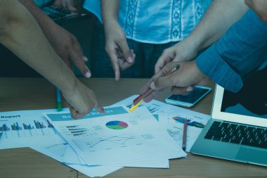 İş çalışan ekip Satılık rapor analiz için işaret