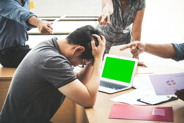 Geschäftsteam Beschuldigt Frustrierten Jungen Kollegen Negatives Emotionskonzept — Stockfoto