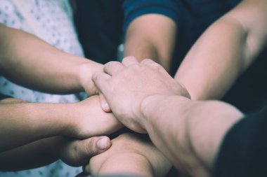 Ekip çalışması kavramı; birçok kişi ayakta eller birlikte alanındaki rekabet oyun başlamadan önce