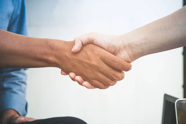 İki yakın iş adamı el acception sonra anlaşma sallayarak
