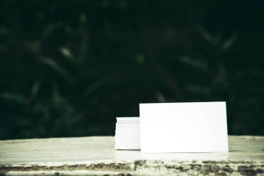 Kartvizit. Başka bir iş kartı boş kartvizit bırakır yığın propped.