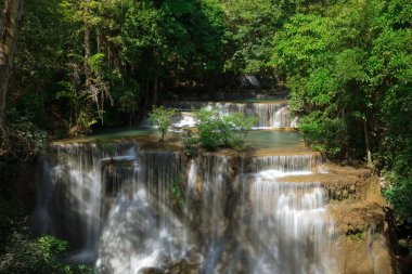 Huay Maekamin Şelalesi Kademesi (Chatkaew) Kanchanaburi, Tayland 'da; fotoğraf yavaş çekim panjuru ile uzun süre pozlama