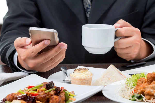 Закрытие Businessman Проверяет Новости Мобильного Телефона Принимает Чашку Кофе Время — стоковое фото