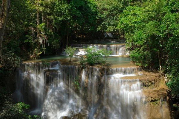 Huay Maekamin Şelalesi Kademesi (Chatkaew) Kanchanaburi, Tayland 'da; fotoğraf yavaş çekim panjuru ile uzun süre pozlama
