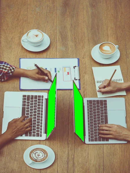 birlikte laptop kullanarak çalışan iki işadamları; iş iş kavramı
