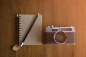 Retro camre s Poznámkový blok a tužka byt laických Foto; odlesk světla z okna