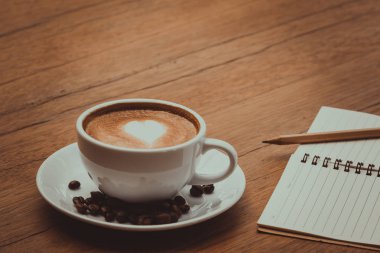Sıcak kahve latte sanat üst, sıcak duygu kahve, vintage Kupası Not ve kalem ile kalp desenli yakın çekim