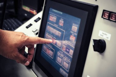 Araç test süreci için modern ve otomatik yüksek teknoloji dinamometre makinesinin kontrol paneli üzerinde çalışan teknisyen veya mühendis.