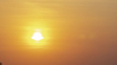 Pirinç tarlasında bulut hareketleriyle altın saat içinde gün batımında zaman aşımı